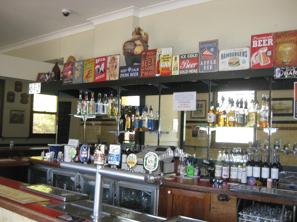 The Cowra Hotel מראה חיצוני תמונה