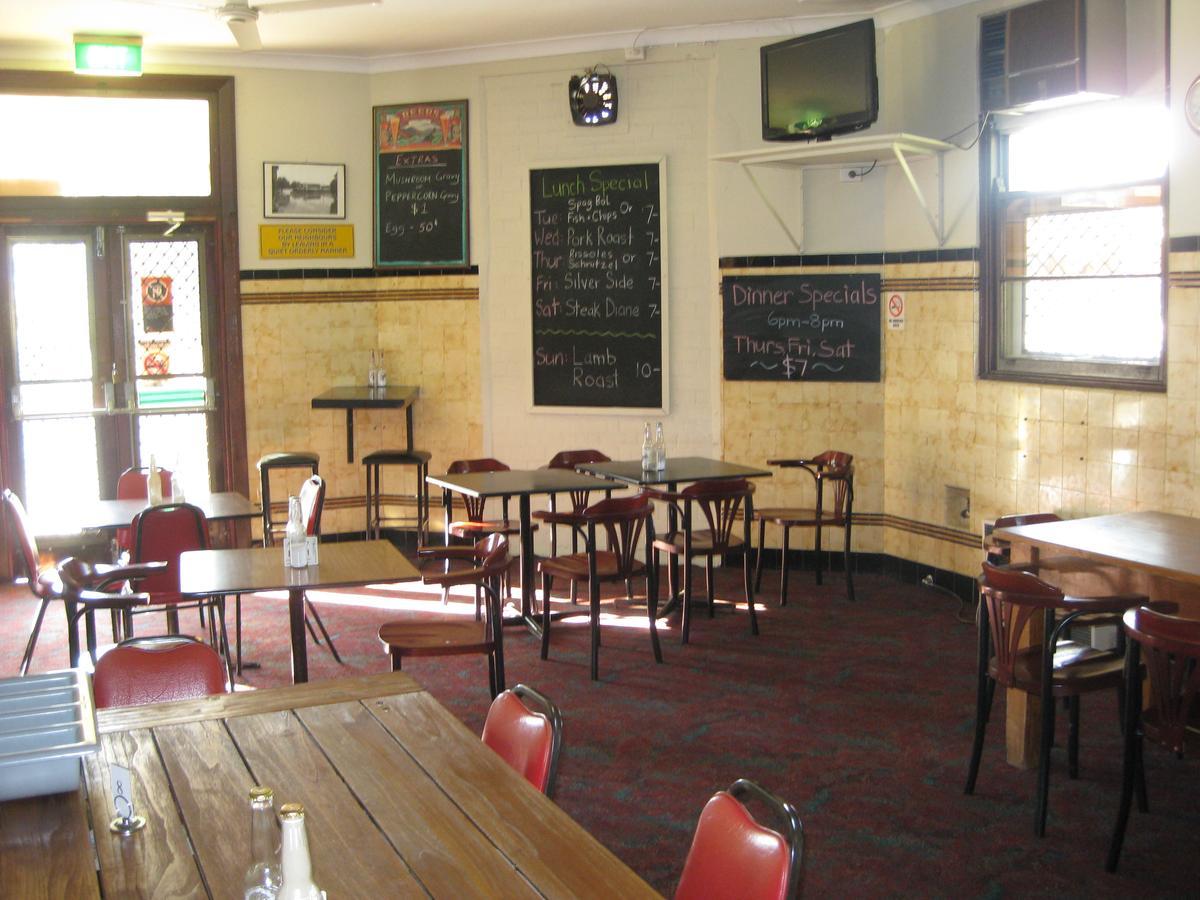 The Cowra Hotel מראה חיצוני תמונה